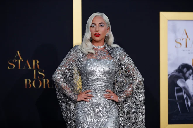Igralka in pevka Lady Gaga se je v Los Angelesu udeležila premiere filma <em>Zvezda je rojena</em>. V glasbeni drami je odigrala glavno vlogo skupaj z Bradleyjem Cooperjem. FOTO: Mario Anzuoni/Reuters