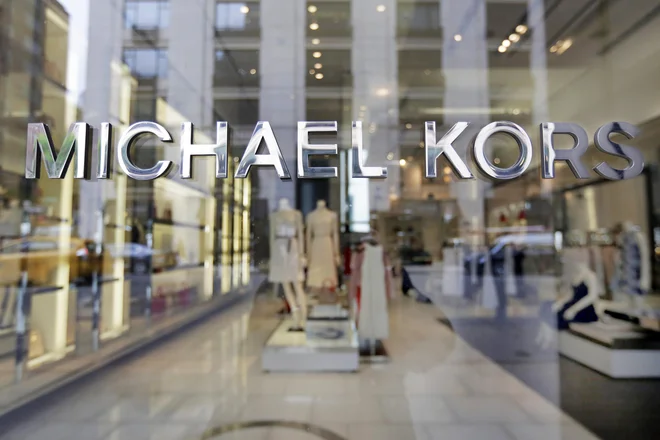 Michael Kors svojim znamkam dodaja Versace. FOTO: Richard Drew/AP