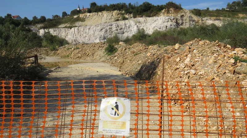 Fotografija: Ogromni kupi zemljine, med katerimi so še zmeraj inertni odpadki, okoljevarstvenikov ne motijo več, ker da so zemljino navozili naknadno, da bi tako na zemljišču preprečili odlaganje vse mogoče navlake, ki v naravo ne sodi. FOTO: Bojan Rajšek/Delo