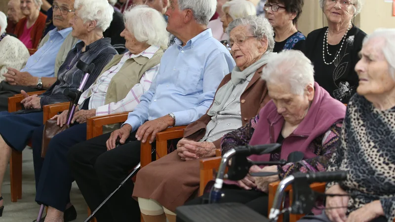 Fotografija: V domu Danice Vogrinec so registrirali blagovno znamko Klub stoletnikov, v katerem stoletniki iz vse Slovenije razlagajo svoje modrosti. Foto Tadej Regent