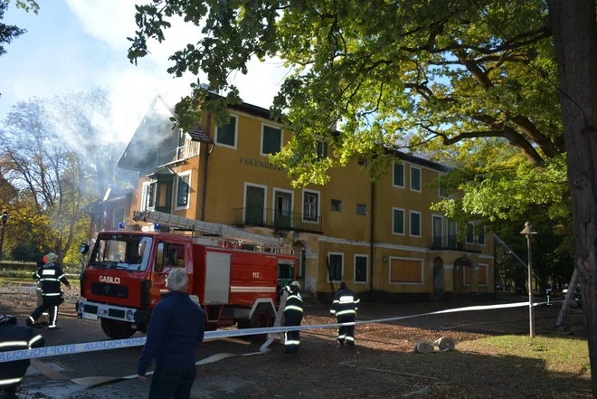 Vse do jutra so občasno gasili lesene strope, ki so tleli in se občasno vžgali. FOTO: Oste Bakal