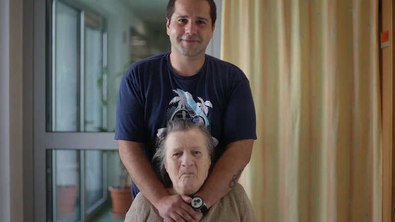 Fotografija: Tako kot starši, ki imajo dolžnost preživljati svoje otroke, imajo tudi polnoletni otroci dolžnost preživljati svoje starše. Foto Jože Suhadolnik