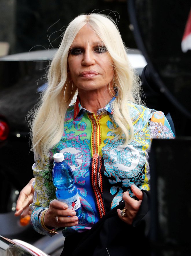 Na današnji prelomen dan je Donatella oblekla prepoznaven kos modnega imprerija Versace. FOTO: Reuters