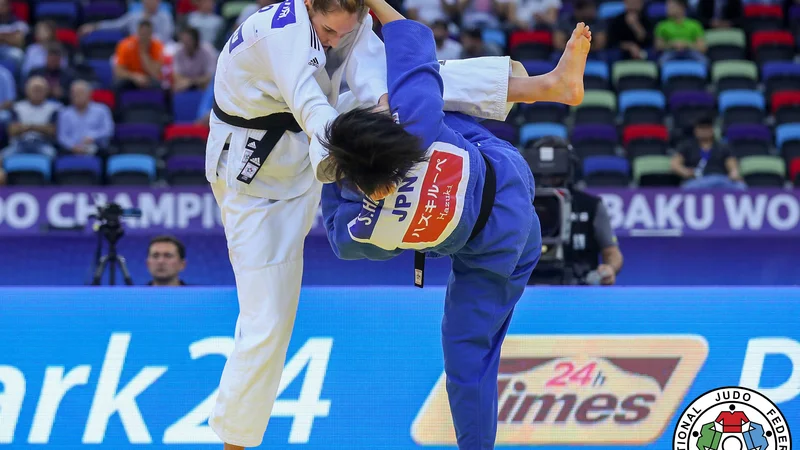 Fotografija: Klara Apotekar (levo, med dvobojem z Japonko Šori Hamada) si je na SP v Bakuju želela več od 7. mesta.
FOTO: Gabriela Sabau