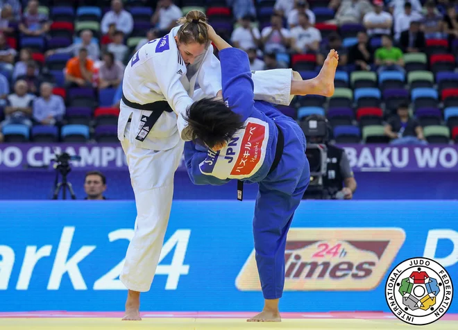 Klara Apotekar (levo, med dvobojem z Japonko Šori Hamada) si je na SP v Bakuju želela več od 7. mesta.<br />
<br />
FOTO: Gabriela Sabau