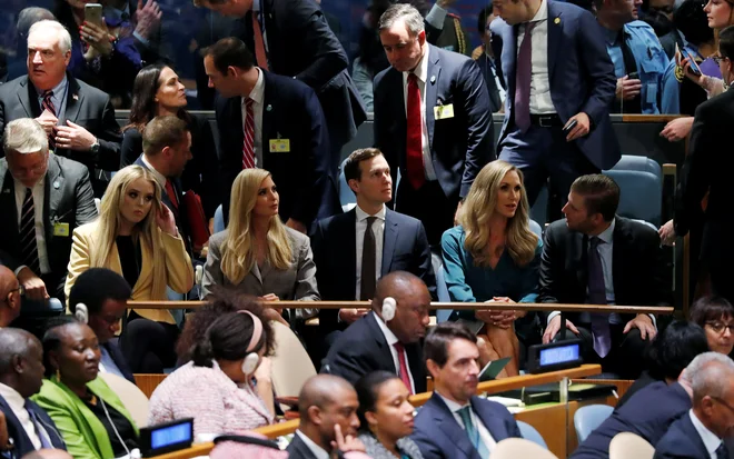 Predsedniku so prisluhnili tudi njegovi družinski člani, hčerki Ivanka in Tiffany, sin Eric ter zet Jared Kushner. FOTO: Reuters