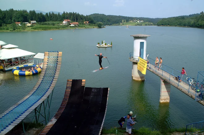 Skakalnici je v preteklosti upravljal Freestyle ski klub Celje, ki je tu prirejal tudi tekmovanja, v klubu pa so zrasli številni dobri športniki. Fotografija je iz leta 2002. FOTO: Arhiv Freestyle Klub Celje