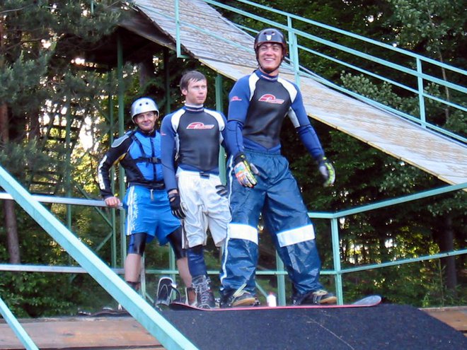 Freestyle ski klub Celje je vzgojil precej uspešnih športnikov, svojo pot je tu začel tudi deskar Matevž Petek (v sredini). Fotografija je iz leta 2003. FOTO: Arhiv Freestyle Ski Klub Celje