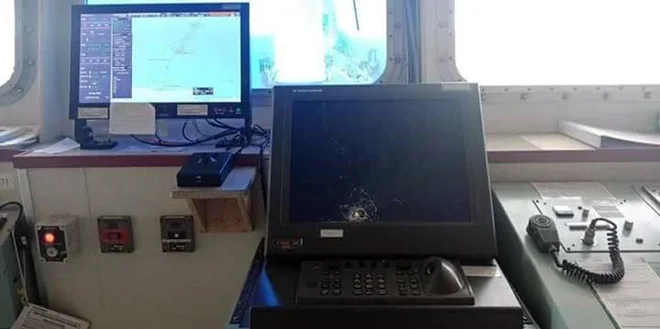 Pirati so najverjetneje vdrli na komandni most, s streli so uničili vse naprave. FOTO: Delo