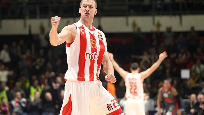 Fotografija: Alen Omić je rdeče-beli dres Crvene zvezde zamenjal za modrega Budućnosti. FOTO: liga ABA