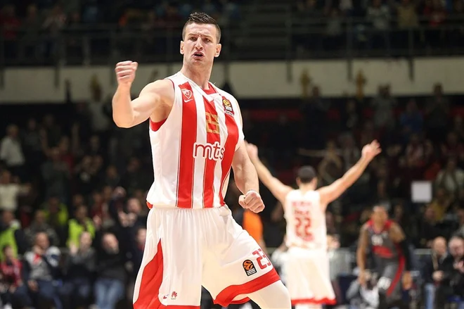 Alen Omić je rdeče-beli dres Crvene zvezde zamenjal za modrega Budućnosti. FOTO: liga ABA