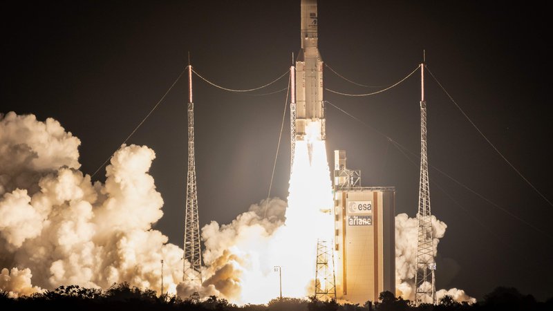 Fotografija: Že stota raketa Ariane-5 je uspešno opravila svojo nalogo in v oribto ponesla satelita Horizons 3 in Azerspace-2/Intelsat 38. FOTO: Jody Amiet/AFP