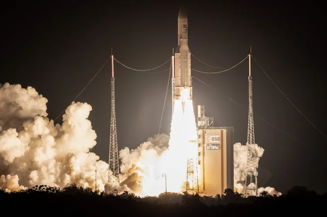 Že stota raketa Ariane-5 je uspešno opravila svojo nalogo in v oribto ponesla satelita Horizons 3 in Azerspace-2/Intelsat 38. FOTO: Jody Amiet/AFP