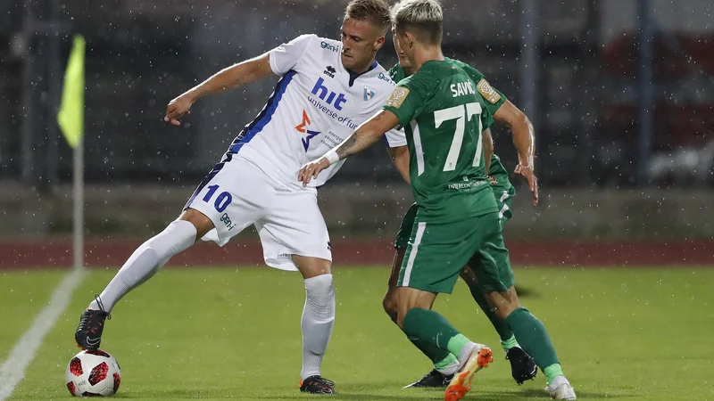 Fotografija: Andrej Kotnik (levo) se še ni ujel s SNL po neposrečeni avanturi v Italiji, je pa vseeno eden od najpomembnejših členov v goriškem moštvu. Foto Leon Vidic