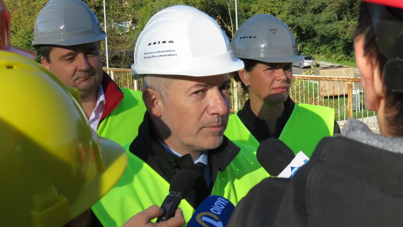 Fotografija: Boštjan Trilar, župan Kranja (z leve), Damir Topolko, direktor direkcije za infrastrukturo, in infrastrukturna ministrica Alenka Bratušek so včeraj pojasnjevali, zakaj je prišlo do prometnega kaosa. Foto Blaž Račič