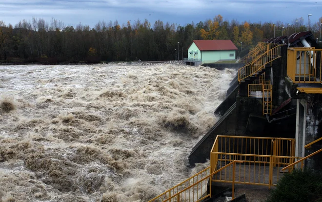 Podivjana Drava 6. novembra na jezu Markovci. FOTO: Tadej Regent