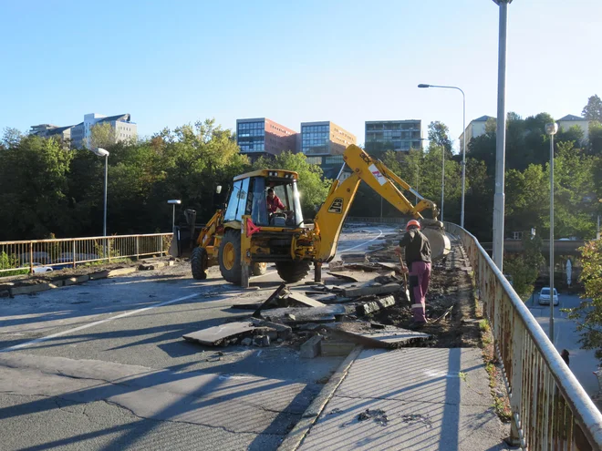 Savski most na državni cesti v Kranju bodo prenovili do marca prihodnje leto. Foto Blaž Račič