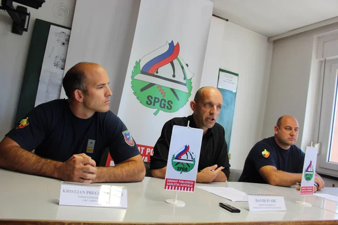 Sekretar Sindikata poklicnega gasilstva Slovenije David Švarc pravi, da ni bistvena plača, temveč status tistega, ki vodi. Foto Blaž Močnik
