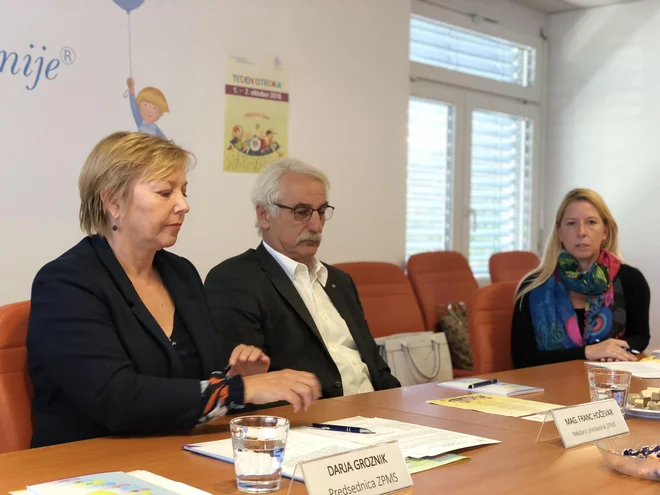 Predstavniki zveze prijateljev mladine Darja Groznik, Franc Hočevar in Urška Vrtačnik staršem polagajo na srce, naj otrokom v prostem času omogočijo tiste dejavnosti, ki jih veselijo. FOTO: Sandra Hanžič/Delo