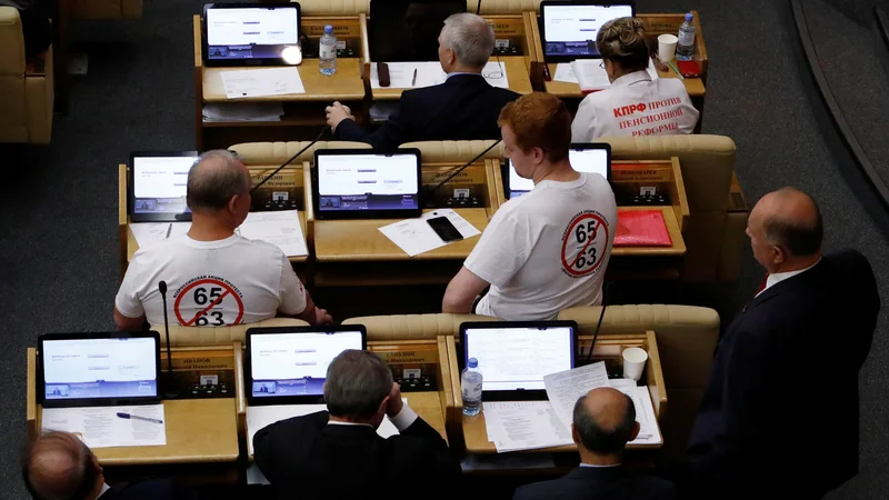 Fotografija: Poslanci so besedilo zakona v drugem branju potrdili s 326 glasovi za in 59 proti, eden pa se je vzdržal. FOTO: Sergei Karpukhin/Reuters