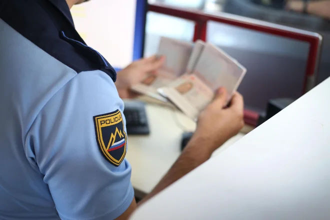 »Nadzor na meji je nujno potreben za višjo raven varnosti avstrijskega prebivalstva,« je notrnaji minister pojasnil na parlamentarni seji. FOTO: Leon Vidic/Delo