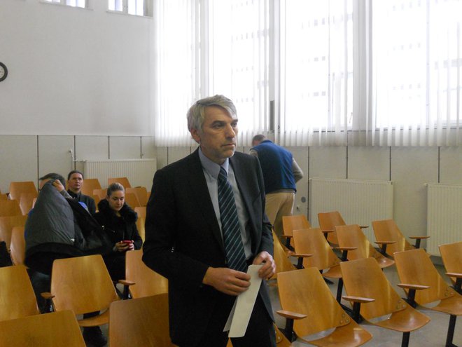 Vladimir Vodušek odhaja v zapor. FOTO: Primož Škerl