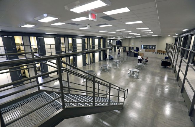 Bill Cosby bo preživljal zaporno kazen v tem zaporu v Phoenixu. FOTO: Jacqueline Larma/Ap