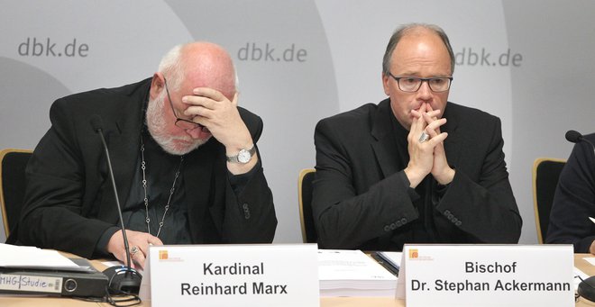 Po ameriški, irski in številnih drugih zdaj tudi nemška Katoliška cerkev priznava svoje grozljive grehe. FOTO: Daniel Roland/Afp
