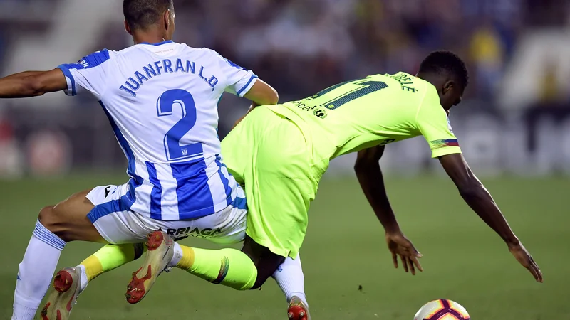Fotografija: Ousmane Dembele in soigralci so morali na kolena. FOTO: Oscar del Pozo/AFP