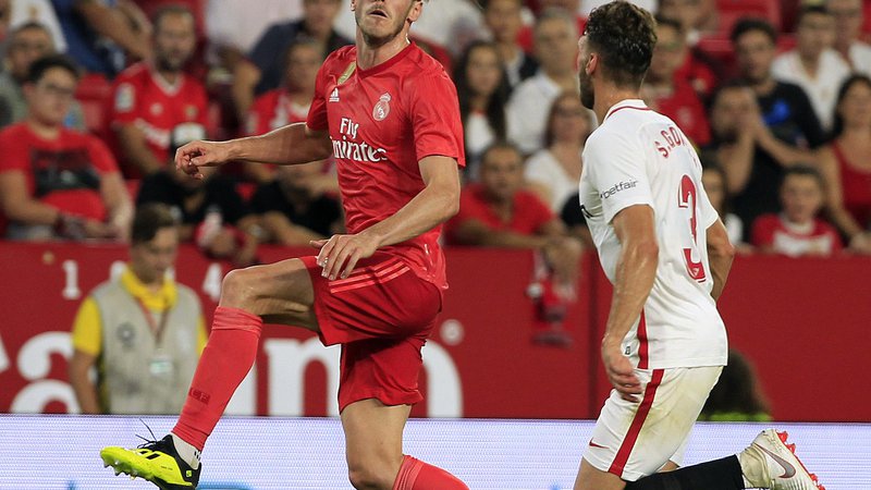 Fotografija: Gareth Bale (levo) je bil nemočen v Sevilli proti Sergiju Gomezu.
FOTO: AP