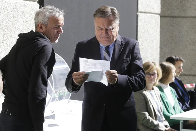 Iz vsakega od treh bobnov je župan Zoran Janković izvlekel po dvanajst ovojnic, deset zmagovalcev in dve rezervi, če bi si kdo premislil. FOTO: Voranc Vogel/Delo