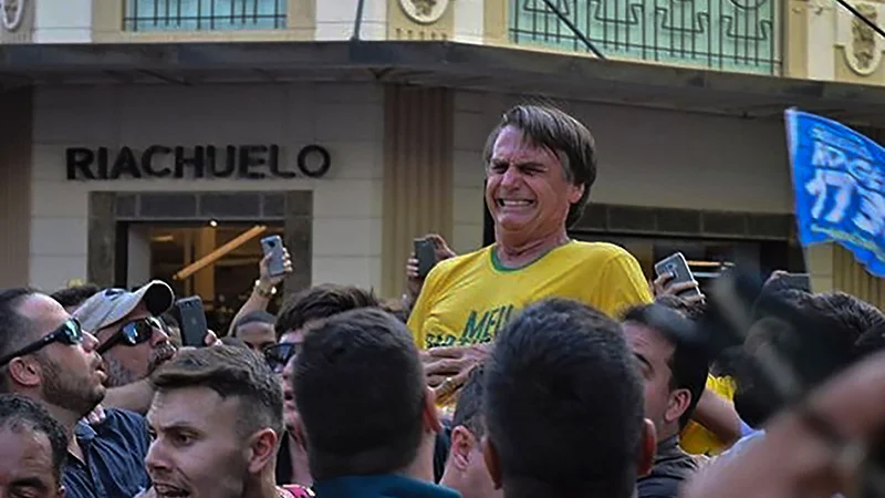 Fotografija: Brazilski desničarski predsedniški kandidat Jair Bolsonaro, zagovornik nekdanje vojaške diktature, še vedno okreva, potem ko ga je na ulici zabodel mladenič. FOTO: AFP
