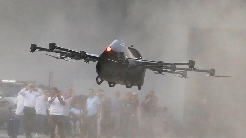 Fotografija: Na Filipinih je izumitelj Kyxz Mendiola testiral svoje leteče vozilo. FOTO: Eloisa Lopez/Reuters