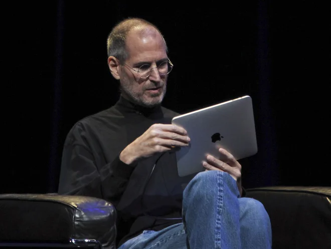 Na videz precej skromno in vsakdanje se je oblačil tudi Steve Jobs, čeprav je nosil pulije za 270 dolarjev. FOTO: Reuters