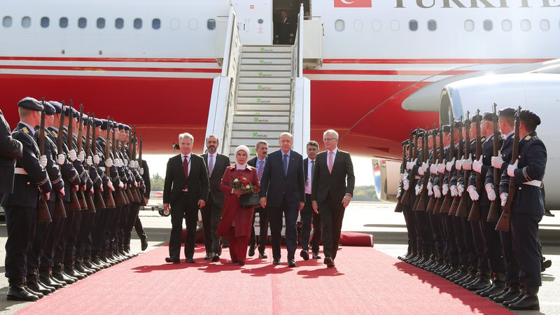 Fotografija: Po pristanku na berlinskem letališču Tegel se je turški predsednik Recep Tayyip Erdogan najprej sestal s predstavniki turških organizacij, danes pa bo na obisku pri gostitelju, predsedniku Frank-Walter Steinmeierju. Foto Reuters