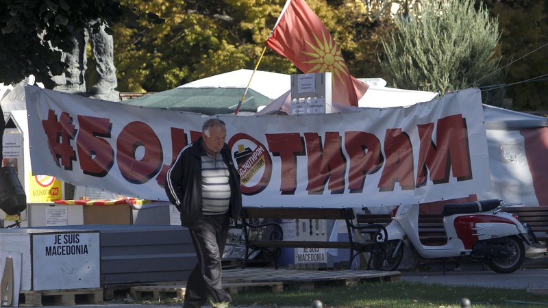 Fotografija: Tik pred referendumom o spremembi imena Makedonija v Severna Makedonija je v Skopju vse več pozivov k bojkotu referenduma. Foto Boris Grdanoski AP