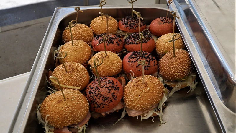 Fotografija: Del kulinarične ponudbe v Žalcu pri fontani piv Zeleno zlato je tudi s(a)vinjski burger. FOTO: Brane Piano