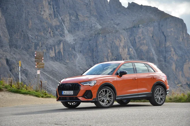 Audi Q3 je dolg skoraj 4,5 metra, zdaj je po teh merah srednje velik športni terenec. FOTO: Gašper Boncelj