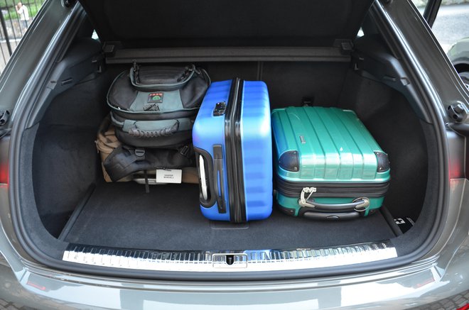 Prtljažnik je solidno prostoren in pričakovano povečljiv, zadnja klop se podre v ugodnem razmerju 40/20/40. FOTO: Gašper Boncelj