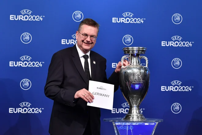 Prvemu možu nemškega nogometa Reinhardu Grindlu se je lahko smejalo. FOTO: Fabrice Coffrini/AFP