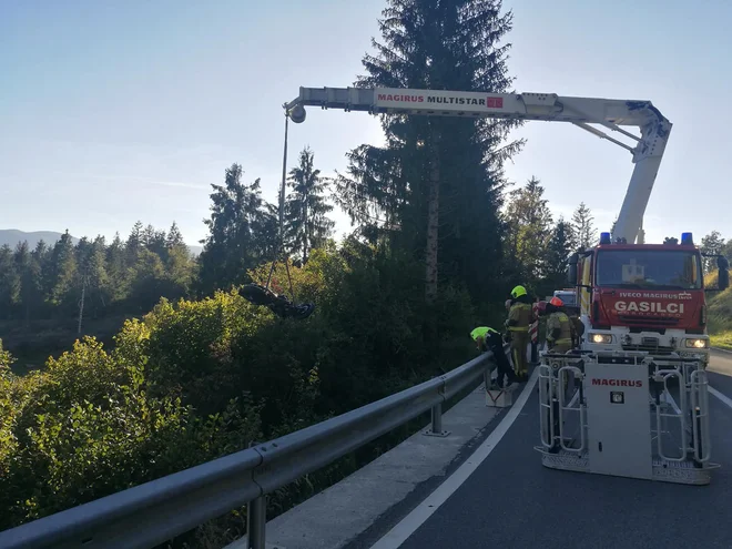 Motorist se je smrtno ponesrečil. FOTO: Pgd Idrija