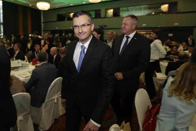 Marjan Šarec, predsednik vlade: &raquo;Vlada ni tista, ki bo &raquo;povzročala gospodarsko rast, vodila podjetja ali se trkala po prsih, ko boste uspešni, ampak je tista, ki bo ustvarjala pogoje&laquo;. FOTO: Voranc Vogel/Delo