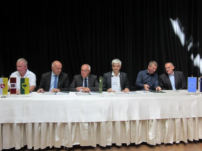Včeraj so v Centru vesoljskih tehnologij Hermana Potočnika Noordunga v Vitanju župani štirih občin iz destinacije Rogla-Pohorje in predstavnik podjetja Arctur Simon Mokorel (skrajno desno) podpisali sporazuma o pilotni destinaciji v projektu Turizem 4.0.