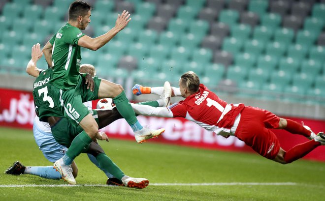 Gregor Sorčan je v tej akciji preprečil gol, a jo skupil tako, da tekme ni mogel nadaljevati. FOTO: Roman Šipić/Delo
