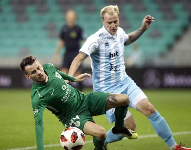 Goričan Uroš Celcer (desno) je zabil izjemen gol s prostega strela s 25 m in tudi v obrambi odlično krotil ljubljanskega Bošnjaka Asmirja Suljića. FOTO Roman Šipić/Delo