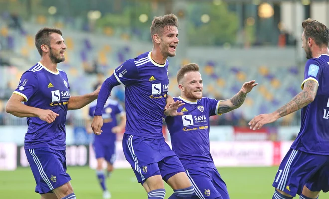 Mariborčani bodo v Mursko Soboto v nedeljo odšli s 6 točk prednosti pred Ljubljančani. FOTO: Tadej Regent/Delo