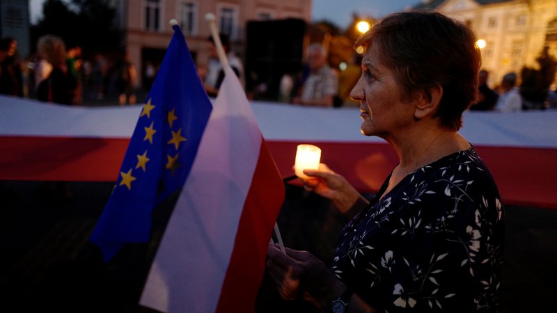 Fotografija: Odločitev evropske komisije, da Poljsko raje toži pred sodiščem EU, ker da s prisilnim upokojevanjem vrhovnih sodnikov krši neodvisnost sodstva, je znamenje, da od 7. člena ne pričakuje več veliko. Foto: Kacper Pempel/Reuters