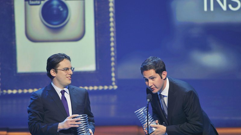 Fotografija: Ustanovitelja Instagrama Mike Krieger (levo) in Kevin Systrom se razhajata s šefom Markom Zuckerbergom. Foto Reuters