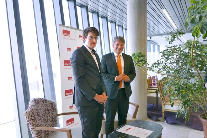 Rok Štemberger (levo) in direktor Adecca Slovenija Miro Smrekar. Foto Arhiv Adecco