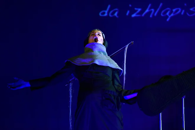 Utrinek iz predstave Deklica s strunami. FOTO: Peter Uhan